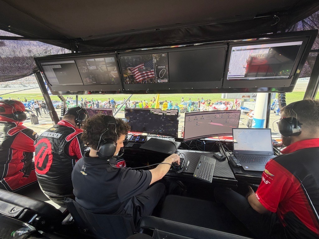 Lawrence - HFT Pit Stand - Blurred